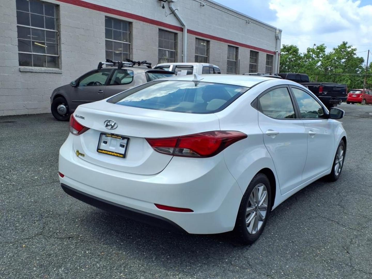 2015 Quartz White Pearl Hyundai ELANTRA SE (5NPDH4AEXFH) with an 1.8L 1.8L I4 145hp 130ft. lbs. Sequential-Port F.I. engine, 6-Speed Shiftable Automatic transmission, located at 50 Eastern Blvd., Essex, MD, 21221, (410) 686-3444, 39.304367, -76.484947 - Photo#4