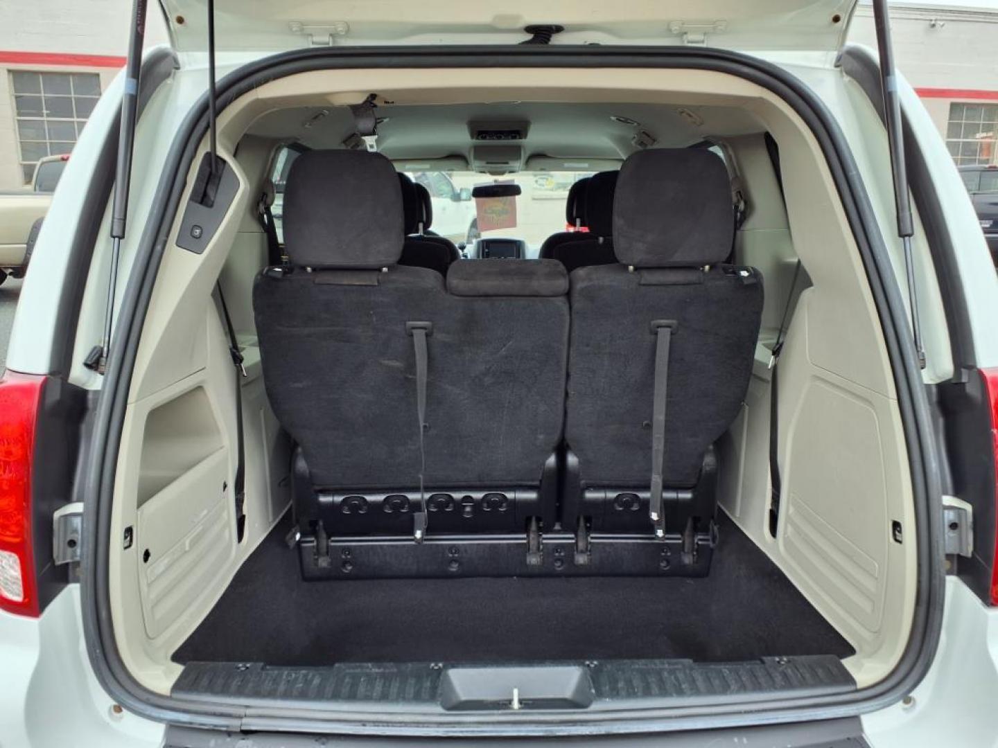 2014 Bright White Clear Coat Dodge Grand Caravan SXT (2C4RDGCG3ER) with an 3.6L Pentastar 3.6L Flex Fuel V6 283hp 260ft. lbs. Sequential-Port F.I. engine, 6-Speed Shiftable Automatic transmission, located at 50 Eastern Blvd., Essex, MD, 21221, (410) 686-3444, 39.304367, -76.484947 - Photo#4