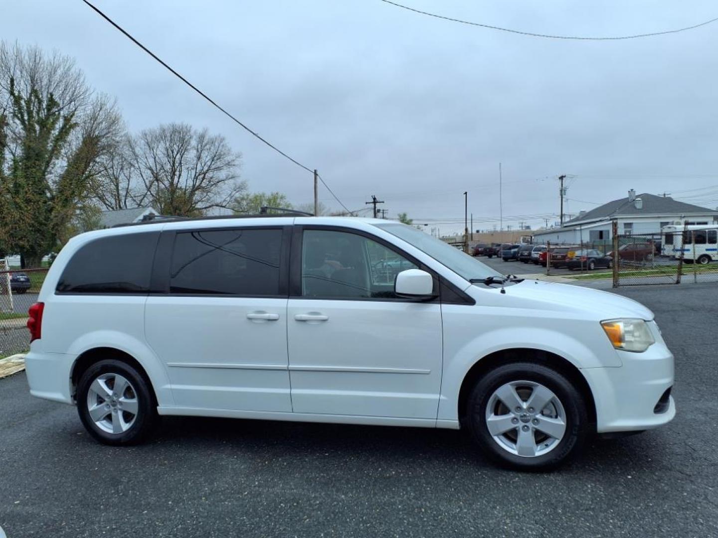 2014 Bright White Clear Coat Dodge Grand Caravan SXT (2C4RDGCG3ER) with an 3.6L Pentastar 3.6L Flex Fuel V6 283hp 260ft. lbs. Sequential-Port F.I. engine, 6-Speed Shiftable Automatic transmission, located at 50 Eastern Blvd., Essex, MD, 21221, (410) 686-3444, 39.304367, -76.484947 - Photo#6