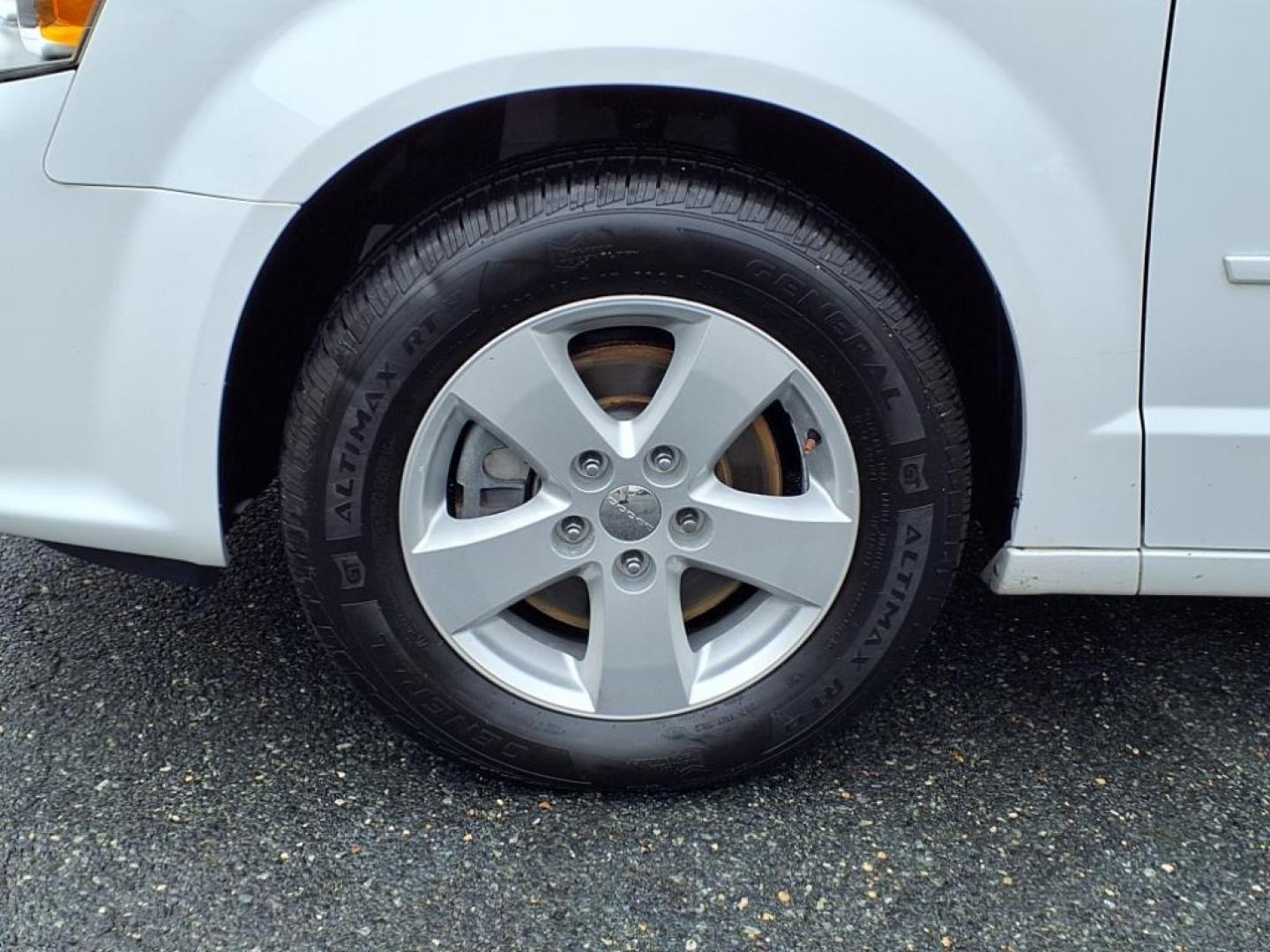 2014 Bright White Clear Coat Dodge Grand Caravan SXT (2C4RDGCG3ER) with an 3.6L Pentastar 3.6L Flex Fuel V6 283hp 260ft. lbs. Sequential-Port F.I. engine, 6-Speed Shiftable Automatic transmission, located at 50 Eastern Blvd., Essex, MD, 21221, (410) 686-3444, 39.304367, -76.484947 - Photo#9