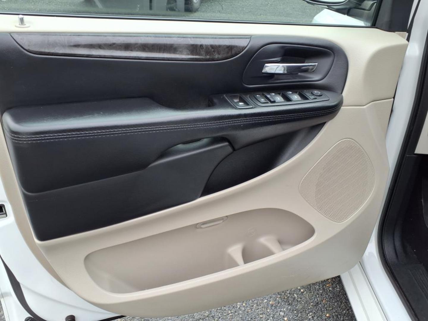 2014 Bright White Clear Coat Dodge Grand Caravan SXT (2C4RDGCG3ER) with an 3.6L Pentastar 3.6L Flex Fuel V6 283hp 260ft. lbs. Sequential-Port F.I. engine, 6-Speed Shiftable Automatic transmission, located at 50 Eastern Blvd., Essex, MD, 21221, (410) 686-3444, 39.304367, -76.484947 - Photo#10