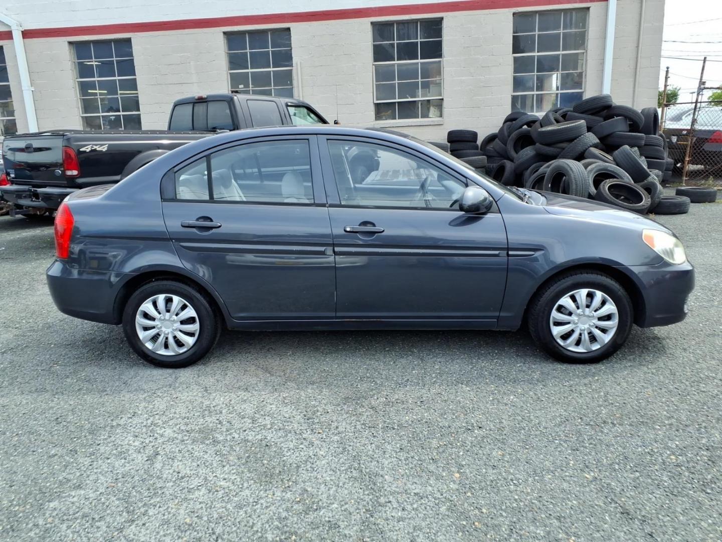 2009 Dk. Gray Hyundai ACCENT GLS (KMHCN46C59U) with an 1.6L 4 Cylinder Sequential-Port F.I. engine, Automatic transmission, located at 50 Eastern Blvd., Essex, MD, 21221, (410) 686-3444, 39.304367, -76.484947- Photo#5