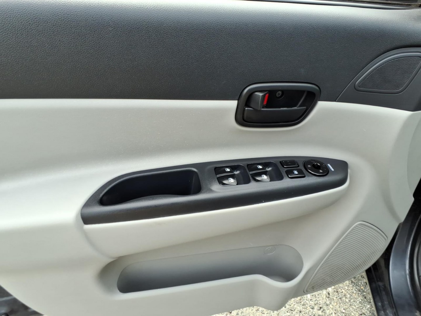 2009 Dk. Gray Hyundai ACCENT GLS (KMHCN46C59U) with an 1.6L 4 Cylinder Sequential-Port F.I. engine, Automatic transmission, located at 50 Eastern Blvd., Essex, MD, 21221, (410) 686-3444, 39.304367, -76.484947- Photo#9