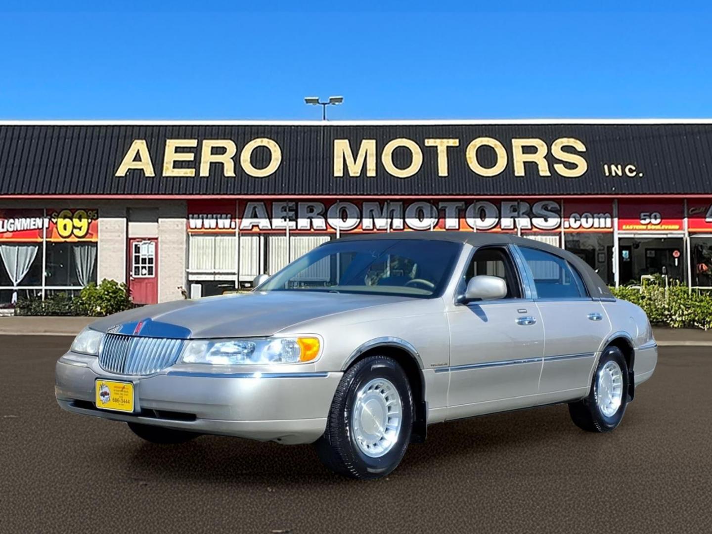 2002 Biege Lincoln Town Car Executive (1LNHM81W72Y) with an 4.6L 4.6L V8 220hp 265ft. lbs. Fuel Injected engine, 4-Speed Automatic transmission, located at 50 Eastern Blvd., Essex, MD, 21221, (410) 686-3444, 39.304367, -76.484947 - Photo#0