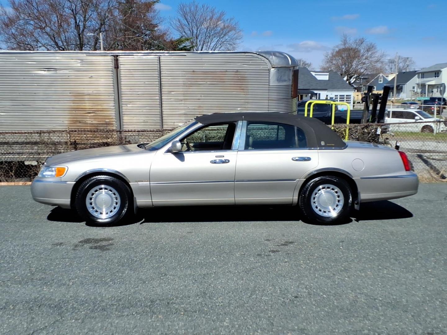 2002 Biege Lincoln Town Car Executive (1LNHM81W72Y) with an 4.6L 4.6L V8 220hp 265ft. lbs. Fuel Injected engine, 4-Speed Automatic transmission, located at 50 Eastern Blvd., Essex, MD, 21221, (410) 686-3444, 39.304367, -76.484947 - Photo#1