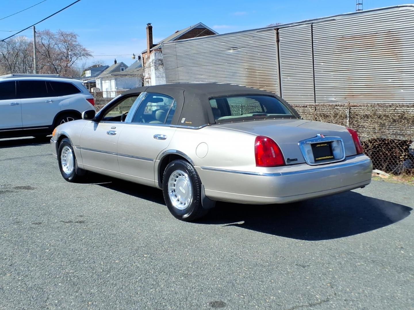 2002 Biege Lincoln Town Car Executive (1LNHM81W72Y) with an 4.6L 4.6L V8 220hp 265ft. lbs. Fuel Injected engine, 4-Speed Automatic transmission, located at 50 Eastern Blvd., Essex, MD, 21221, (410) 686-3444, 39.304367, -76.484947 - Photo#2