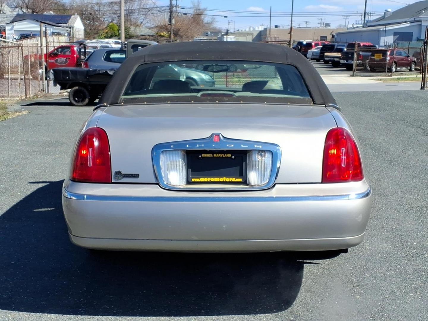 2002 Biege Lincoln Town Car Executive (1LNHM81W72Y) with an 4.6L 4.6L V8 220hp 265ft. lbs. Fuel Injected engine, 4-Speed Automatic transmission, located at 50 Eastern Blvd., Essex, MD, 21221, (410) 686-3444, 39.304367, -76.484947 - Photo#3