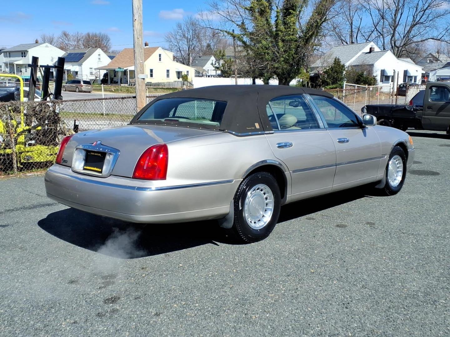 2002 Biege Lincoln Town Car Executive (1LNHM81W72Y) with an 4.6L 4.6L V8 220hp 265ft. lbs. Fuel Injected engine, 4-Speed Automatic transmission, located at 50 Eastern Blvd., Essex, MD, 21221, (410) 686-3444, 39.304367, -76.484947 - Photo#4
