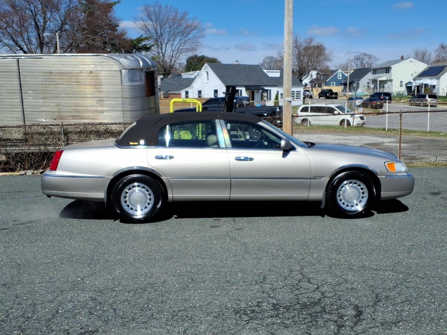 2002 Biege Lincoln Town Car Executive (1LNHM81W72Y) with an 4.6L 4.6L V8 220hp 265ft. lbs. Fuel Injected engine, 4-Speed Automatic transmission, located at 50 Eastern Blvd., Essex, MD, 21221, (410) 686-3444, 39.304367, -76.484947 - Photo#5