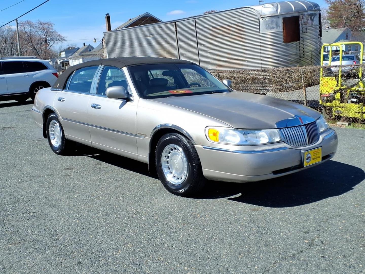 2002 Biege Lincoln Town Car Executive (1LNHM81W72Y) with an 4.6L 4.6L V8 220hp 265ft. lbs. Fuel Injected engine, 4-Speed Automatic transmission, located at 50 Eastern Blvd., Essex, MD, 21221, (410) 686-3444, 39.304367, -76.484947 - Photo#6