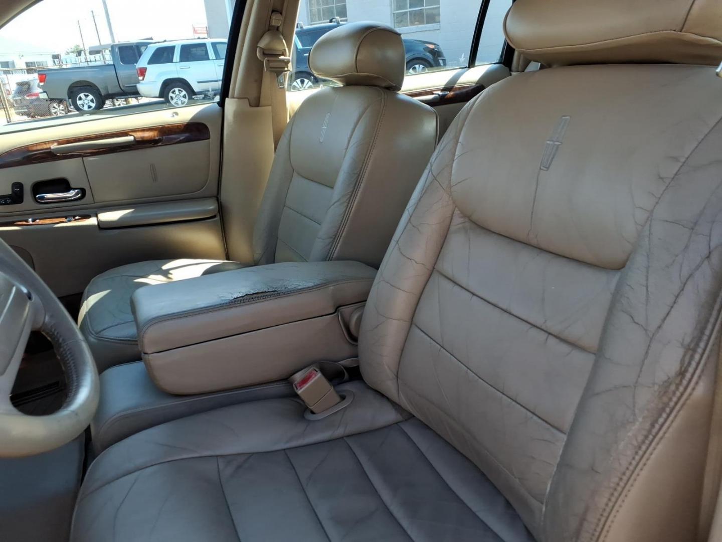 2002 Biege Lincoln Town Car Executive (1LNHM81W72Y) with an 4.6L 4.6L V8 220hp 265ft. lbs. Fuel Injected engine, 4-Speed Automatic transmission, located at 50 Eastern Blvd., Essex, MD, 21221, (410) 686-3444, 39.304367, -76.484947 - Photo#8