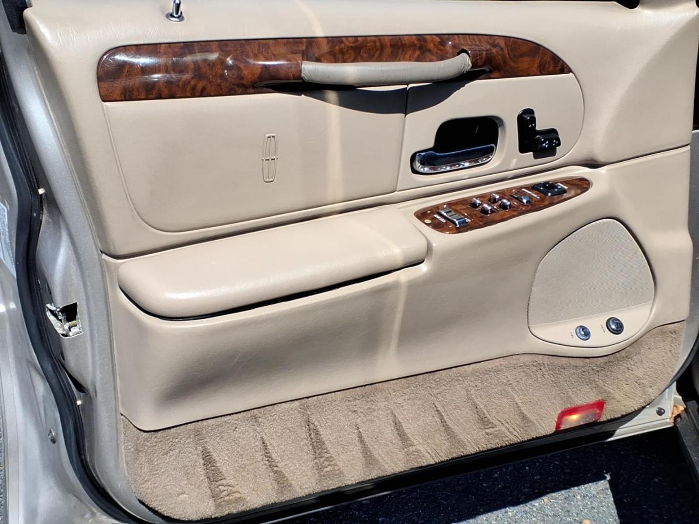 2002 Biege Lincoln Town Car Executive (1LNHM81W72Y) with an 4.6L 4.6L V8 220hp 265ft. lbs. Fuel Injected engine, 4-Speed Automatic transmission, located at 50 Eastern Blvd., Essex, MD, 21221, (410) 686-3444, 39.304367, -76.484947 - Photo#10