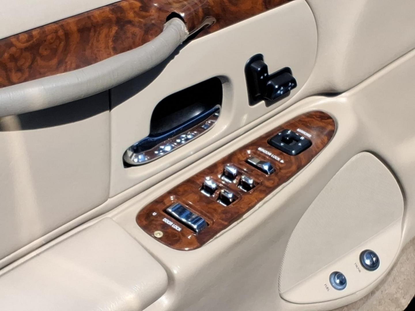 2002 Biege Lincoln Town Car Executive (1LNHM81W72Y) with an 4.6L 4.6L V8 220hp 265ft. lbs. Fuel Injected engine, 4-Speed Automatic transmission, located at 50 Eastern Blvd., Essex, MD, 21221, (410) 686-3444, 39.304367, -76.484947 - Photo#11