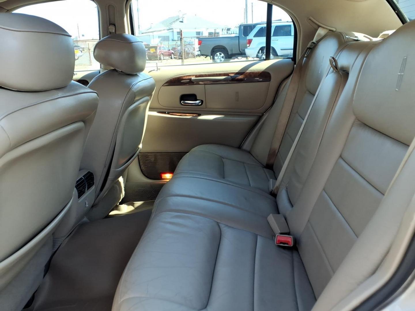 2002 Biege Lincoln Town Car Executive (1LNHM81W72Y) with an 4.6L 4.6L V8 220hp 265ft. lbs. Fuel Injected engine, 4-Speed Automatic transmission, located at 50 Eastern Blvd., Essex, MD, 21221, (410) 686-3444, 39.304367, -76.484947 - Photo#12