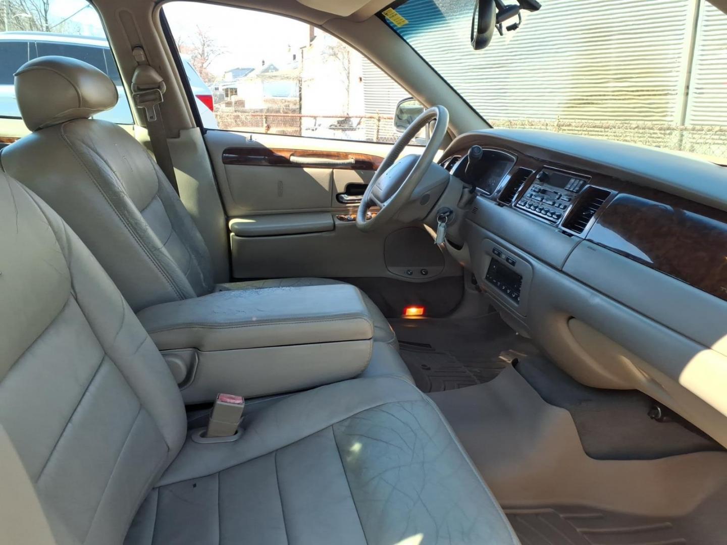 2002 Biege Lincoln Town Car Executive (1LNHM81W72Y) with an 4.6L 4.6L V8 220hp 265ft. lbs. Fuel Injected engine, 4-Speed Automatic transmission, located at 50 Eastern Blvd., Essex, MD, 21221, (410) 686-3444, 39.304367, -76.484947 - Photo#13