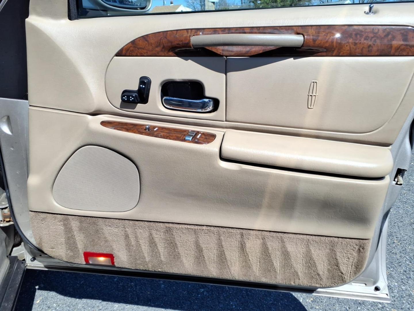 2002 Biege Lincoln Town Car Executive (1LNHM81W72Y) with an 4.6L 4.6L V8 220hp 265ft. lbs. Fuel Injected engine, 4-Speed Automatic transmission, located at 50 Eastern Blvd., Essex, MD, 21221, (410) 686-3444, 39.304367, -76.484947 - Photo#14