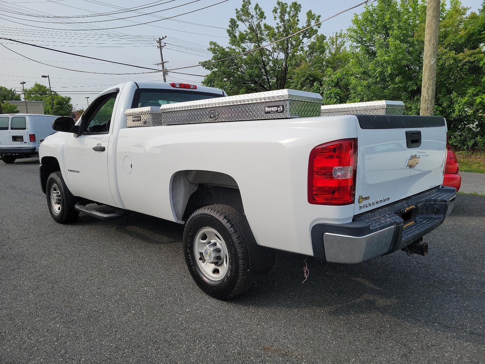 2008 Summit White - 50U /Dark Titanium - 88B Chevrolet Silverado 2500HD Work Truck (1GCHC24K18E) with an ENGINE, VORTEC 6.0L VARIABLE VALVE TIMING V8 SFI engine, located at 50 Eastern Blvd., Essex, MD, 21221, (410) 686-3444, 39.304367, -76.484947 - <p>Look no further than our 2008 Chevrolet Silverado 2500 W/T Regular Cab 4X4 presented in Summit White. Powered by a 6.0 Liter V8 that offers 360hp while connected to a Heavy Duty 6 Speed Automatic transmission with a tow/haul mode. This Four Wheel Drive secures up to 17mpg on the highway and has a - Photo #5
