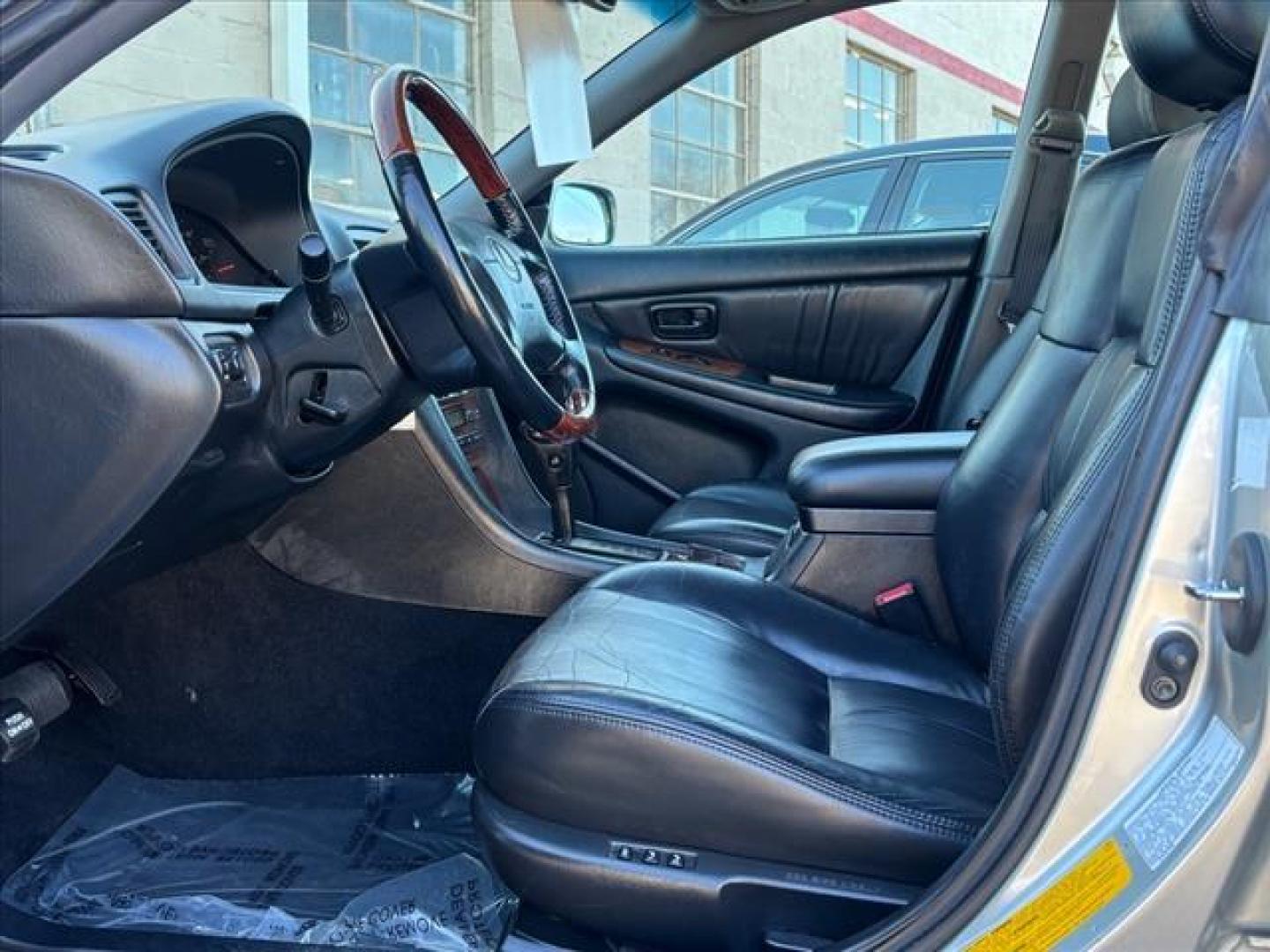 2001 Silver Lexus ES 300 Base (JT8BF28G410) with an 3.0L 6 Cylinder Fuel Injected engine, Automatic transmission, located at 50 Eastern Blvd., Essex, MD, 21221, (410) 686-3444, 39.304367, -76.484947 - Photo#11