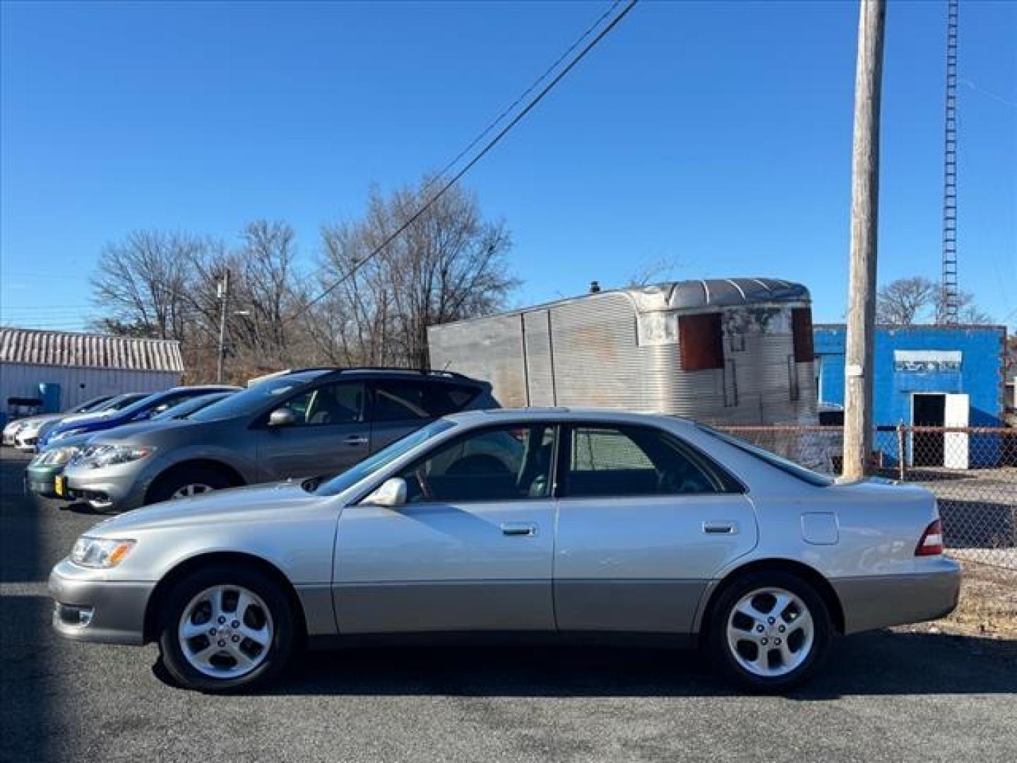 2001 Silver Lexus ES 300 Base (JT8BF28G410) with an 3.0L 6 Cylinder Fuel Injected engine, Automatic transmission, located at 50 Eastern Blvd., Essex, MD, 21221, (410) 686-3444, 39.304367, -76.484947 - Photo#1
