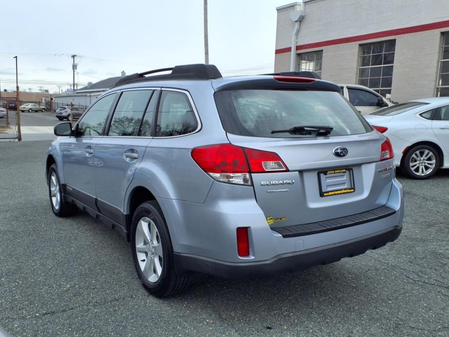 2014 Ice Silver Metallic Subaru Outback 2.5i (4S4BRBAC0E3) with an 2.5L 4 Cylinder Sequential-Port F.I. engine, AT4X4 transmission, located at 50 Eastern Blvd., Essex, MD, 21221, (410) 686-3444, 39.304367, -76.484947 - Photo#2