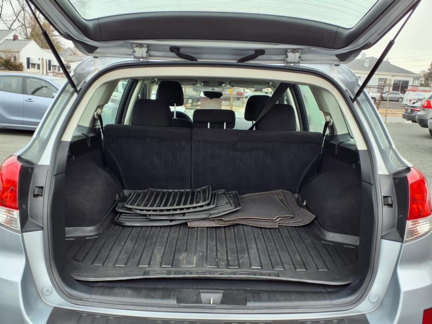 2014 Ice Silver Metallic Subaru Outback 2.5i (4S4BRBAC0E3) with an 2.5L 4 Cylinder Sequential-Port F.I. engine, AT4X4 transmission, located at 50 Eastern Blvd., Essex, MD, 21221, (410) 686-3444, 39.304367, -76.484947 - Photo#4