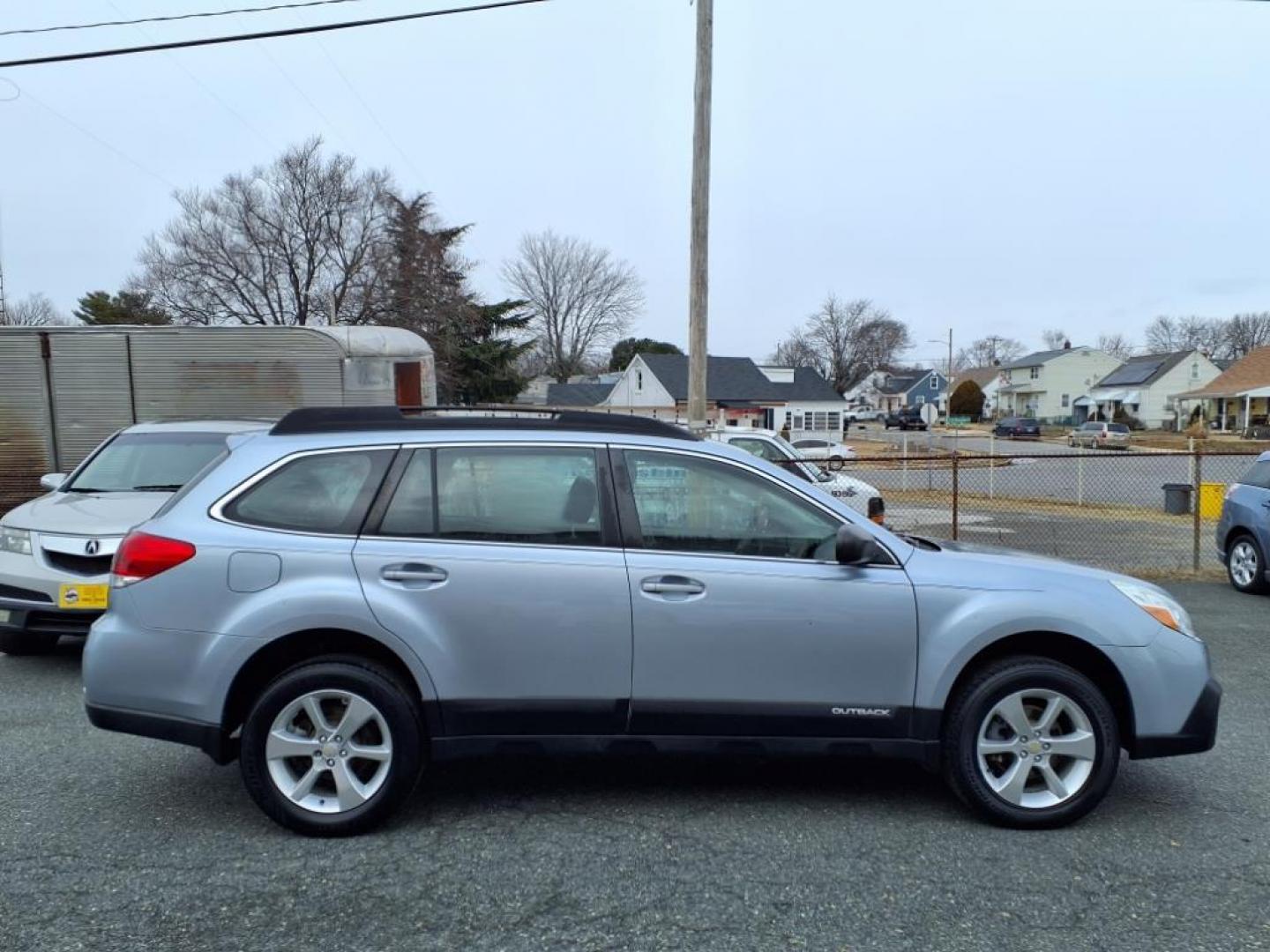 2014 Ice Silver Metallic Subaru Outback 2.5i (4S4BRBAC0E3) with an 2.5L 4 Cylinder Sequential-Port F.I. engine, AT4X4 transmission, located at 50 Eastern Blvd., Essex, MD, 21221, (410) 686-3444, 39.304367, -76.484947 - Photo#6