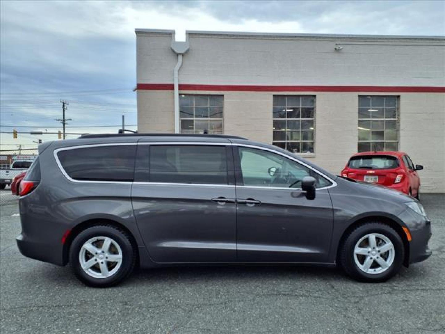 2017 Granite Crystal Metallic Clear Coat Chrysler Pacifica Touring (2C4RC1DG1HR) with an 3.6L 6 Cylinder Sequential-Port F.I. engine, Automatic transmission, located at 50 Eastern Blvd., Essex, MD, 21221, (410) 686-3444, 39.304367, -76.484947 - Photo#7