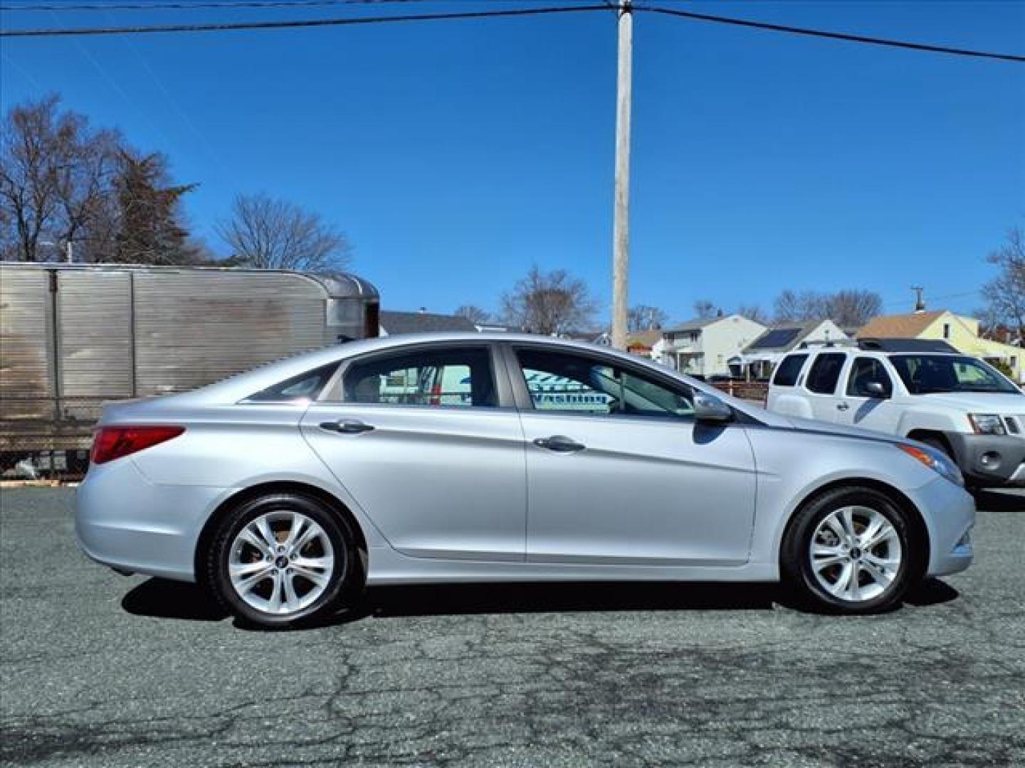 2012 Silver Hyundai SONATA Limited (5NPEC4AC8CH) with an 2.4L 2.4L I4 198hp 184ft. lbs. Fuel Injected engine, 6-Speed Shiftable Automatic transmission, located at 50 Eastern Blvd., Essex, MD, 21221, (410) 686-3444, 39.304367, -76.484947 - Photo#5
