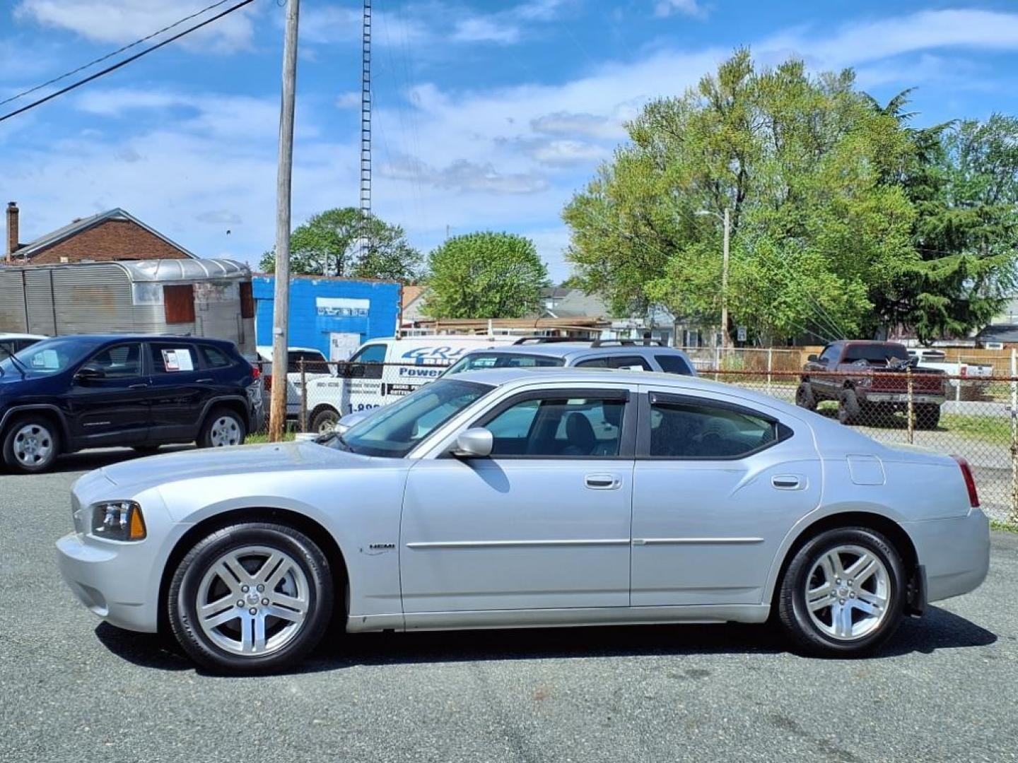 2007 Bright Silver Metallic Clearcoat Dodge Charger RT (2B3KA53H77H) with an 5.7L 5.7L V8 overhead valve 16V Sequential-Port F.I. engine, 5-Speed Shiftable Automatic transmission, located at 50 Eastern Blvd., Essex, MD, 21221, (410) 686-3444, 39.304367, -76.484947 - Photo#1