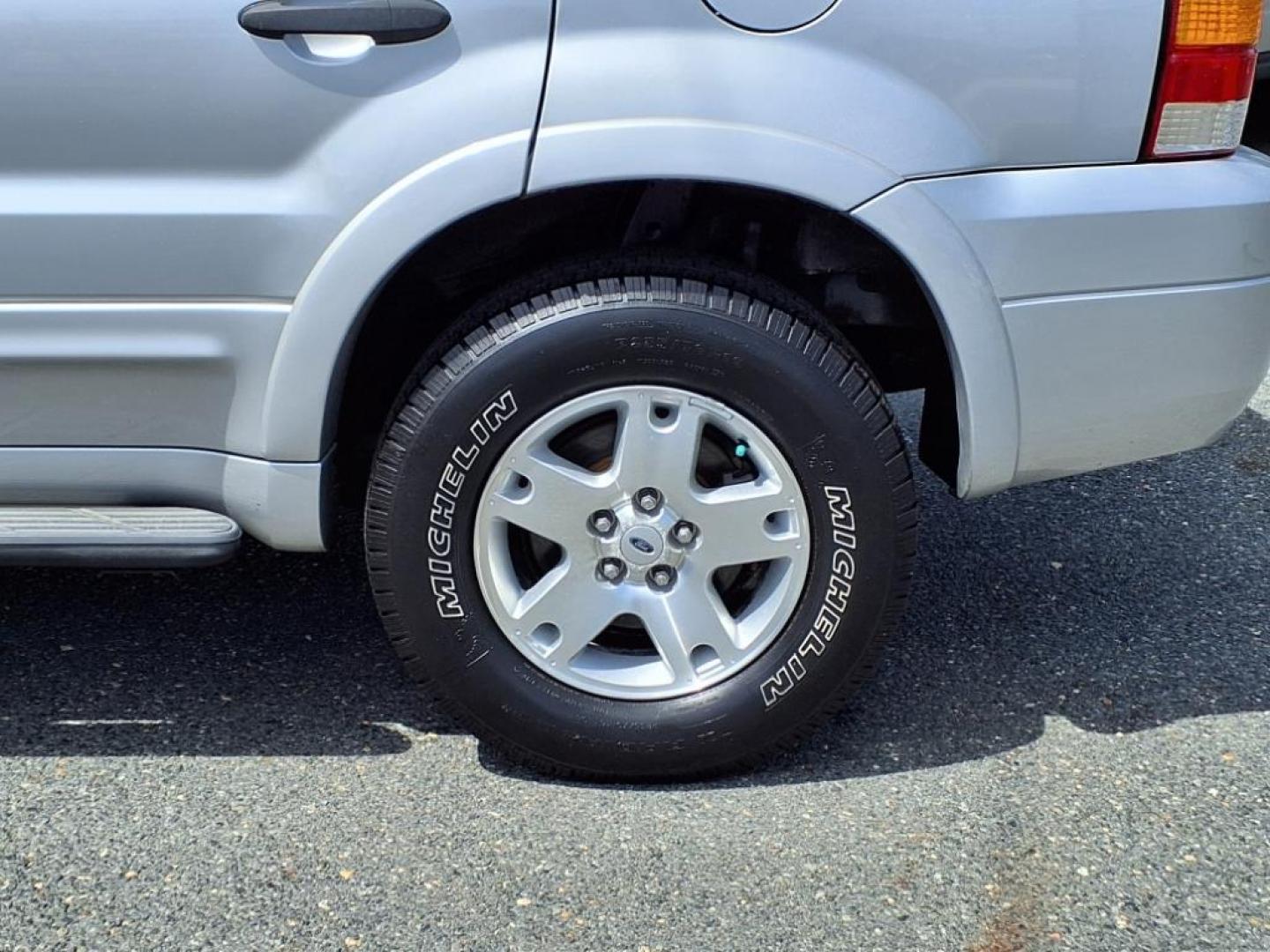2007 Silver Metallic Clearcoat Ford Escape XLT (1FMYU93137K) with an 3.0L 6 Cylinder Fuel Injected engine, ATAWD transmission, located at 50 Eastern Blvd., Essex, MD, 21221, (410) 686-3444, 39.304367, -76.484947 - Photo#9