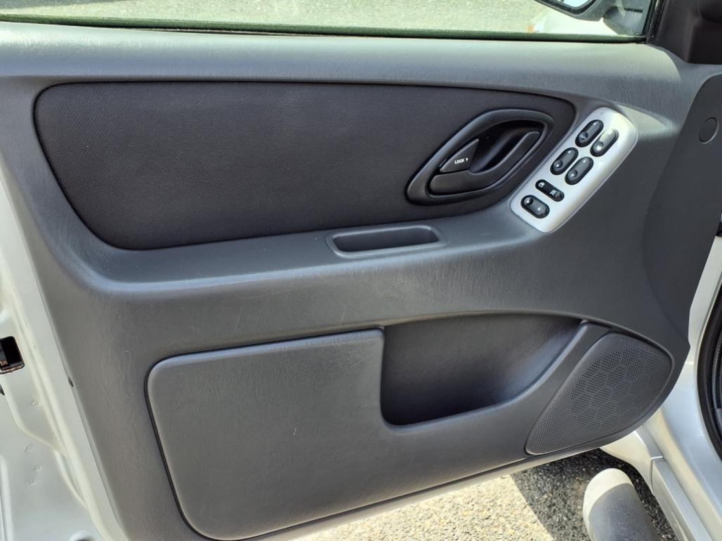 2007 Silver Metallic Clearcoat Ford Escape XLT (1FMYU93137K) with an 3.0L 6 Cylinder Fuel Injected engine, ATAWD transmission, located at 50 Eastern Blvd., Essex, MD, 21221, (410) 686-3444, 39.304367, -76.484947 - Photo#10