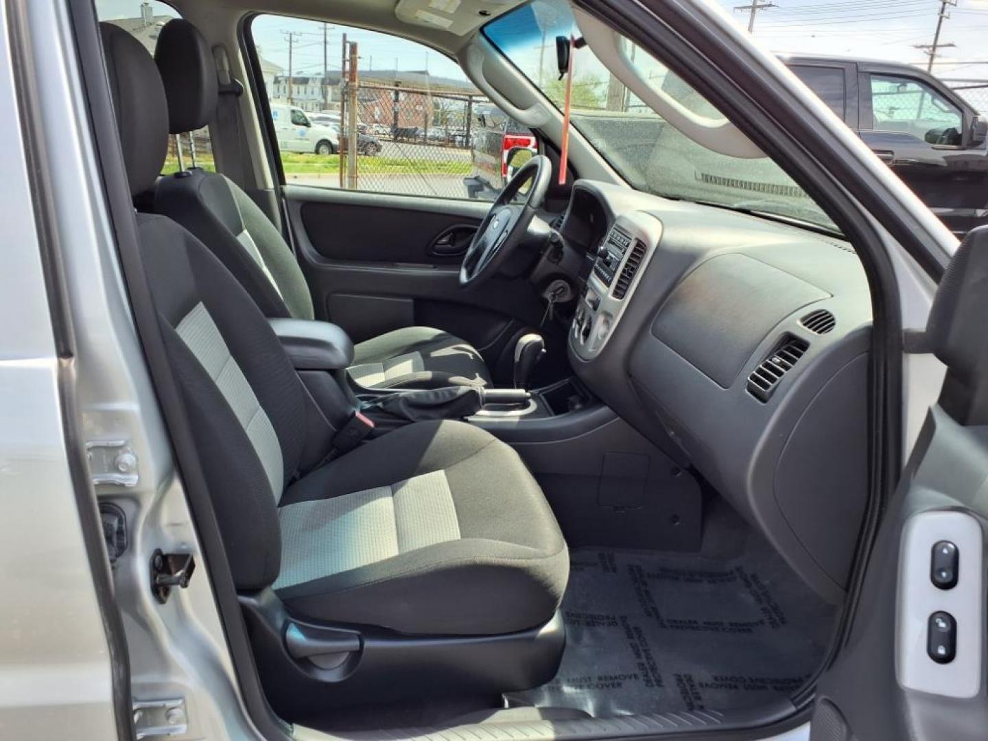 2007 Silver Metallic Clearcoat Ford Escape XLT (1FMYU93137K) with an 3.0L 6 Cylinder Fuel Injected engine, ATAWD transmission, located at 50 Eastern Blvd., Essex, MD, 21221, (410) 686-3444, 39.304367, -76.484947 - Photo#18