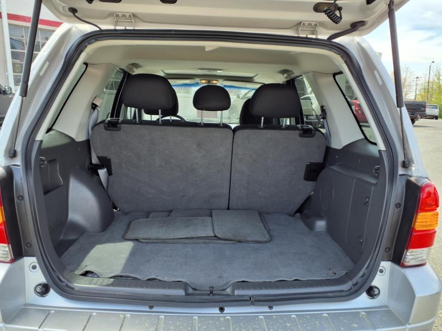2007 Silver Metallic Clearcoat Ford Escape XLT (1FMYU93137K) with an 3.0L 6 Cylinder Fuel Injected engine, ATAWD transmission, located at 50 Eastern Blvd., Essex, MD, 21221, (410) 686-3444, 39.304367, -76.484947 - Photo#4
