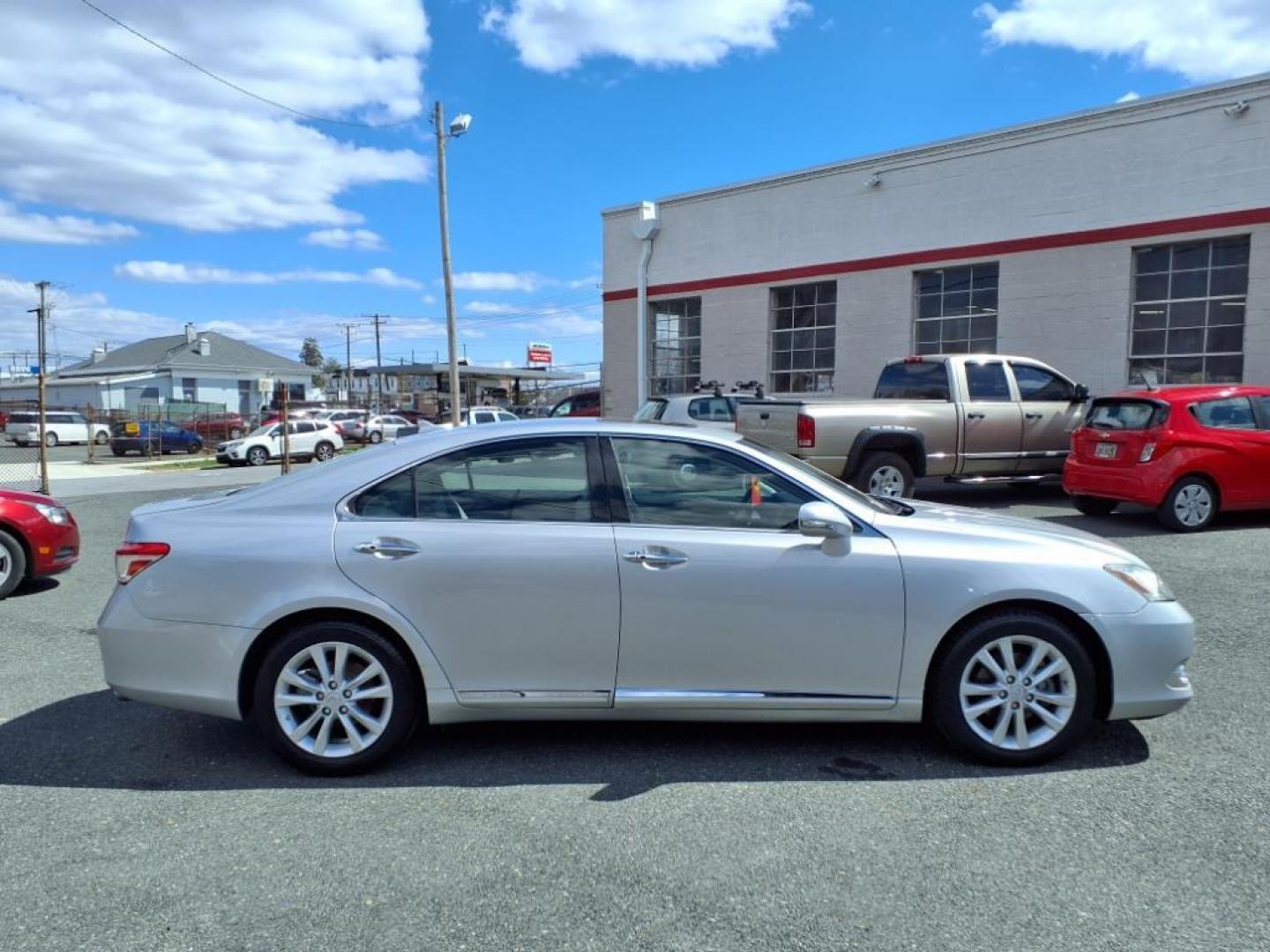 2010 Tungsten Pearl Lexus ES 350 Base (JTHBK1EG4A2) with an 3.5L 6 Cylinder Fuel Injected engine, Automatic transmission, located at 50 Eastern Blvd., Essex, MD, 21221, (410) 686-3444, 39.304367, -76.484947 - Photo#5