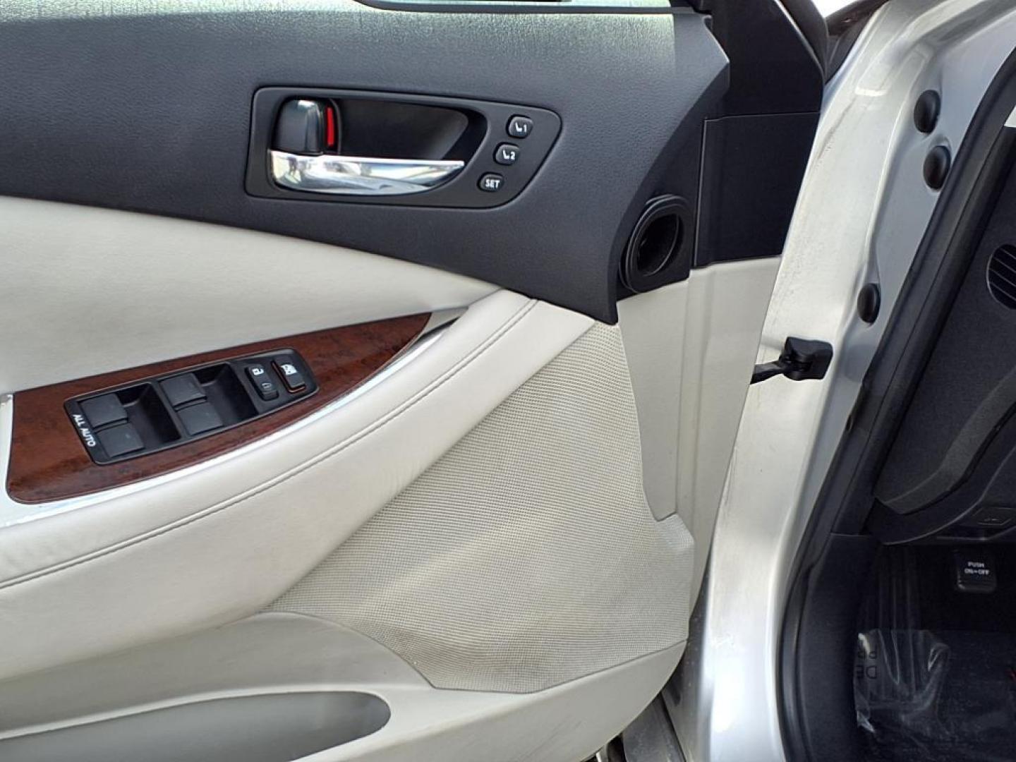 2010 Tungsten Pearl Lexus ES 350 Base (JTHBK1EG4A2) with an 3.5L 6 Cylinder Fuel Injected engine, Automatic transmission, located at 50 Eastern Blvd., Essex, MD, 21221, (410) 686-3444, 39.304367, -76.484947 - Photo#9