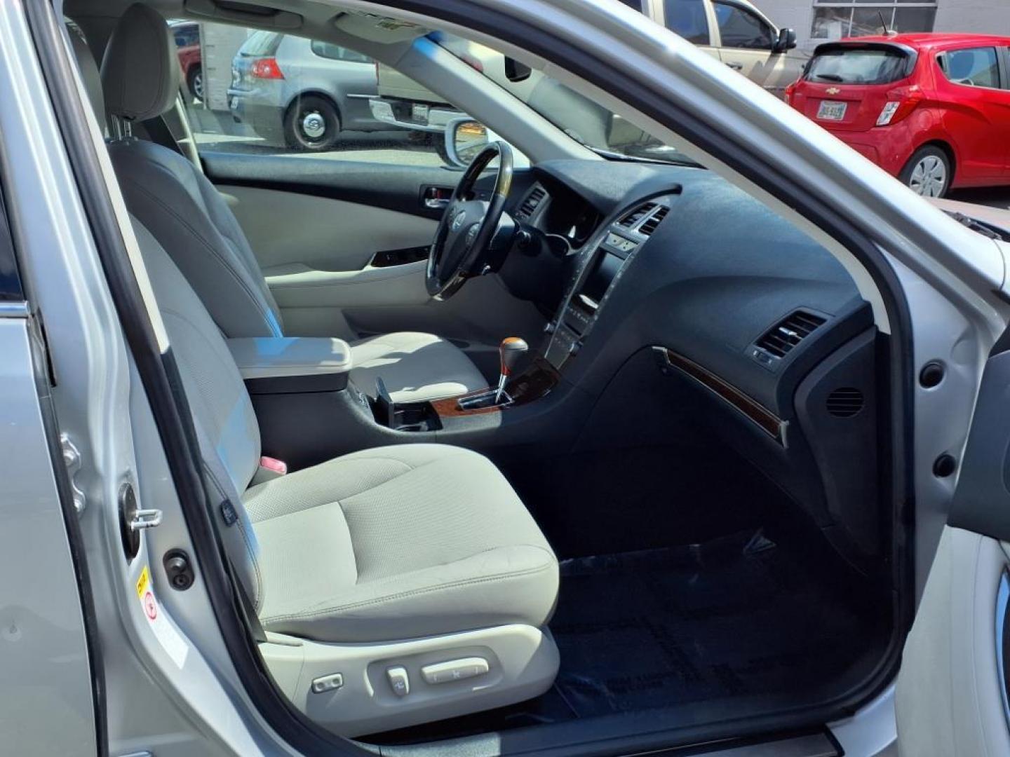 2010 Tungsten Pearl Lexus ES 350 Base (JTHBK1EG4A2) with an 3.5L 6 Cylinder Fuel Injected engine, Automatic transmission, located at 50 Eastern Blvd., Essex, MD, 21221, (410) 686-3444, 39.304367, -76.484947 - Photo#17