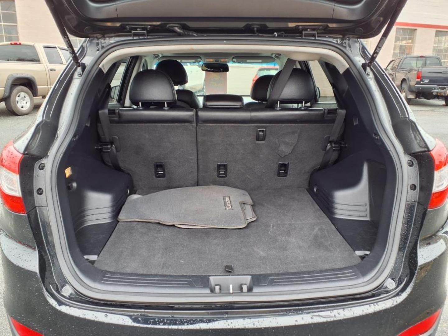 2015 Ash Black Hyundai TUCSON Limited (KM8JUCAG6FU) with an 2.4L 2.4L I4 182hp 177ft. lbs. Fuel Injected engine, 6-Speed Shiftable Automatic transmission, located at 50 Eastern Blvd., Essex, MD, 21221, (410) 686-3444, 39.304367, -76.484947 - Photo#4