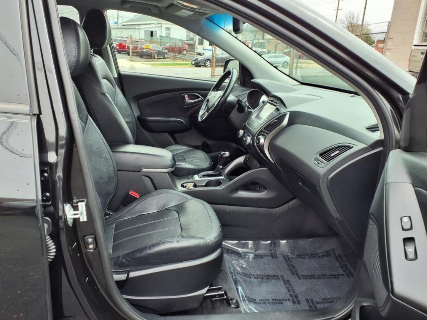 2015 Ash Black Hyundai TUCSON Limited (KM8JUCAG6FU) with an 2.4L 2.4L I4 182hp 177ft. lbs. Fuel Injected engine, 6-Speed Shiftable Automatic transmission, located at 50 Eastern Blvd., Essex, MD, 21221, (410) 686-3444, 39.304367, -76.484947 - Photo#18