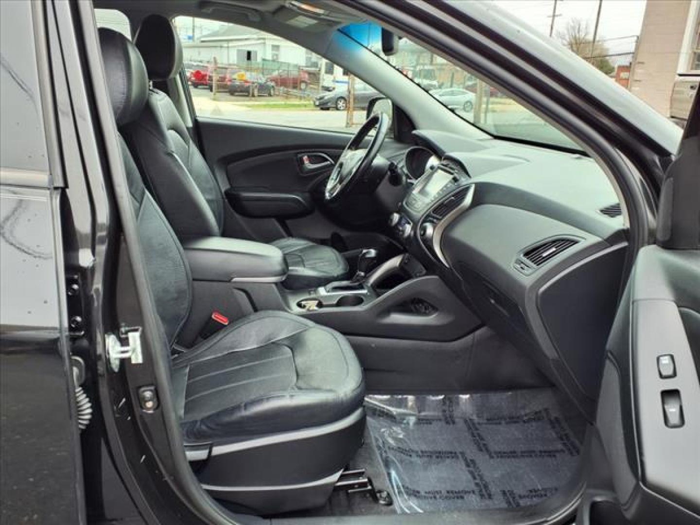 2015 Ash Black Hyundai TUCSON Limited (KM8JUCAG6FU) with an 2.4L 2.4L I4 182hp 177ft. lbs. Fuel Injected engine, 6-Speed Shiftable Automatic transmission, located at 50 Eastern Blvd., Essex, MD, 21221, (410) 686-3444, 39.304367, -76.484947 - Photo#18