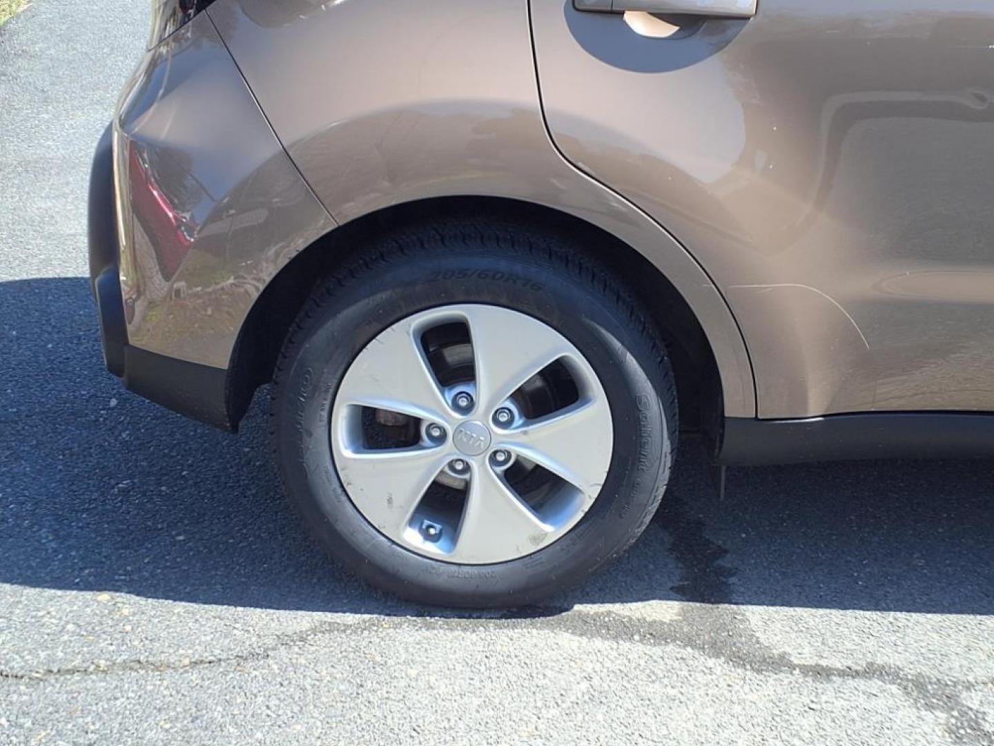2015 Brown Kia Soul Base (KNDJN2A29F7) with an 1.6L 4 Cylinder Fuel Injected engine, Automatic transmission, located at 50 Eastern Blvd., Essex, MD, 21221, (410) 686-3444, 39.304367, -76.484947 - Photo#9