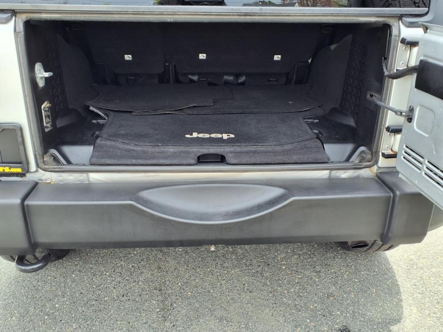 2011 Bright Silver Metallic Clear Coat Jeep Wrangler Unlimited Sport (1J4BA3H19BL) with an 3.8L 3.8L V6 202hp 237ft. lbs. Sequential-Port F.I. engine, 6-Speed Manual transmission, located at 50 Eastern Blvd., Essex, MD, 21221, (410) 686-3444, 39.304367, -76.484947 - Photo#4