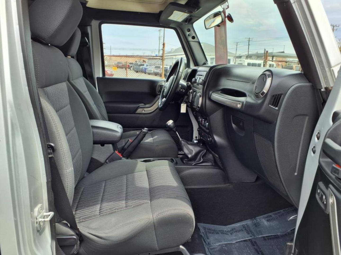 2011 Bright Silver Metallic Clear Coat Jeep Wrangler Unlimited Sport (1J4BA3H19BL) with an 3.8L 3.8L V6 202hp 237ft. lbs. Sequential-Port F.I. engine, 6-Speed Manual transmission, located at 50 Eastern Blvd., Essex, MD, 21221, (410) 686-3444, 39.304367, -76.484947 - Photo#17