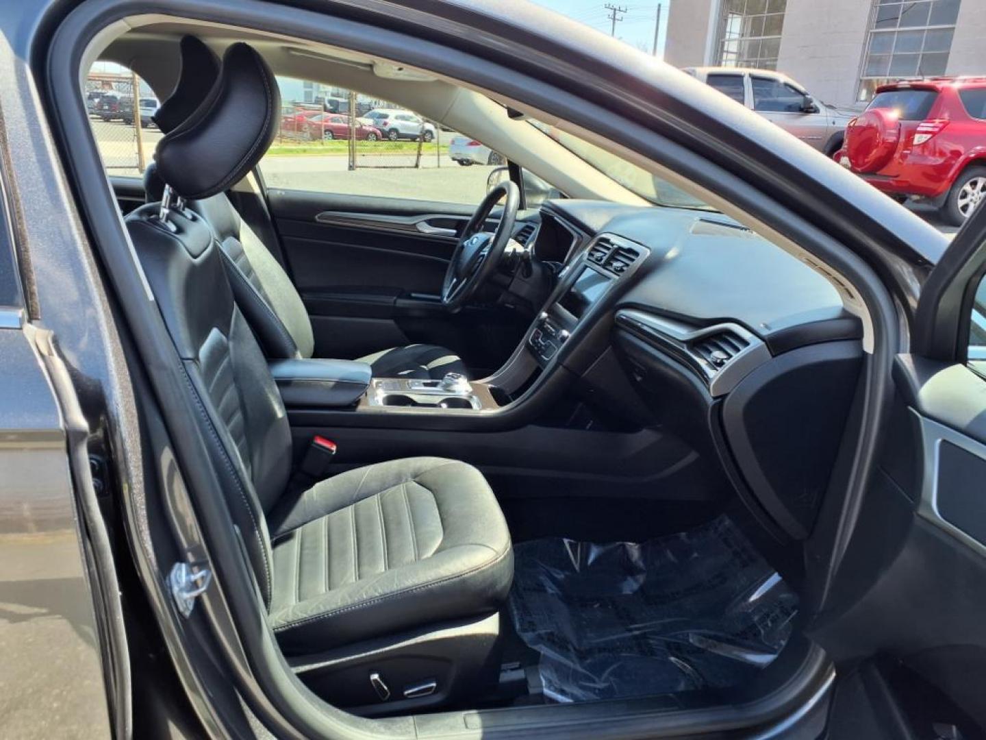 2017 Magnetic Ford Fusion SE (3FA6P0HD3HR) with an 1.5L 4 Cylinder Turbocharged engine, Automatic transmission, located at 50 Eastern Blvd., Essex, MD, 21221, (410) 686-3444, 39.304367, -76.484947 - Photo#17