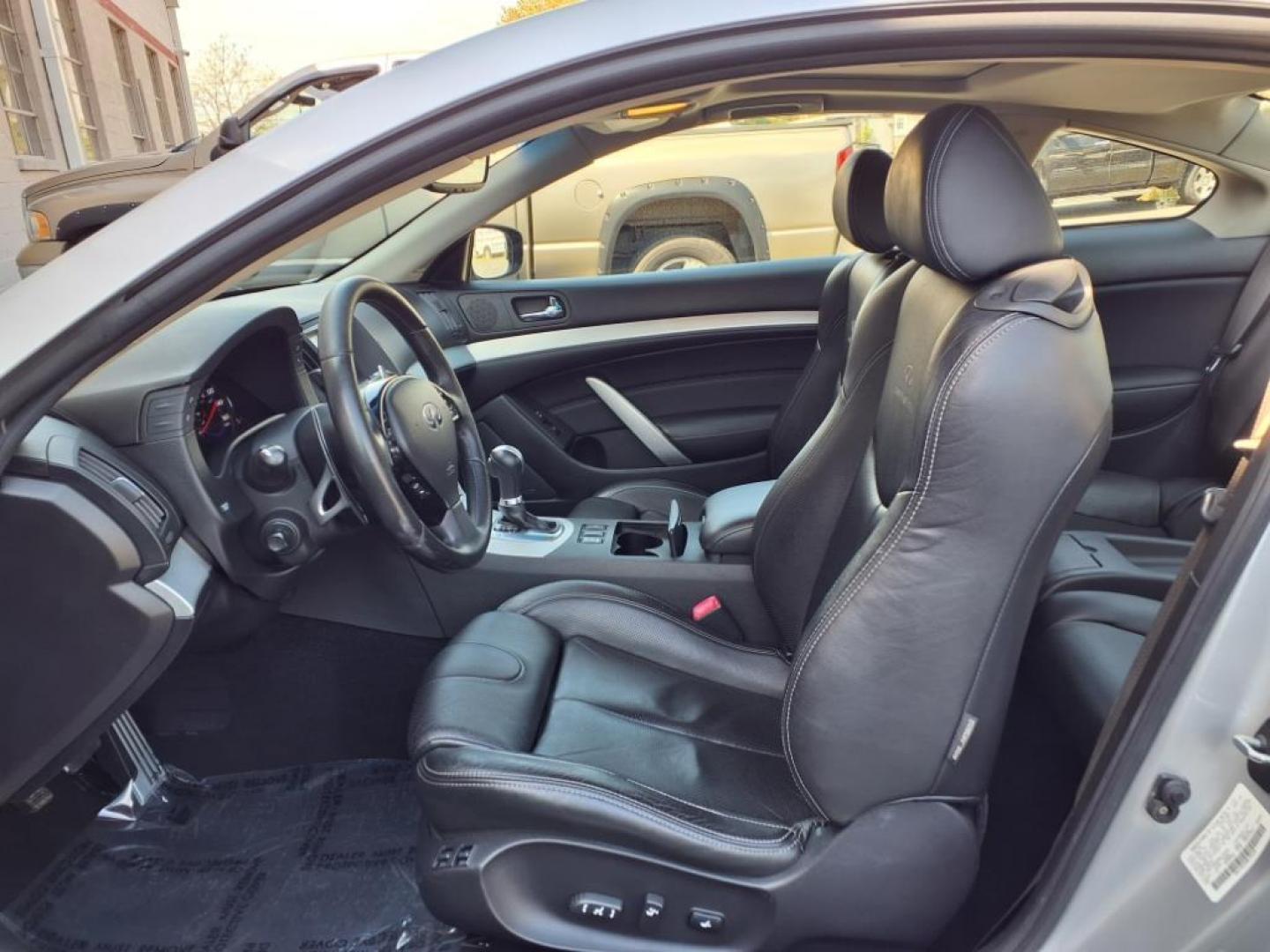 2008 Liquid Platinum INFINITI G37 Sport (JNKCV64E88M) with an 3.7L 3.7L V6 330hp 270ft. lbs. Sequential-Port F.I. engine, 6-Speed Manual transmission, located at 50 Eastern Blvd., Essex, MD, 21221, (410) 686-3444, 39.304367, -76.484947 - Photo#10