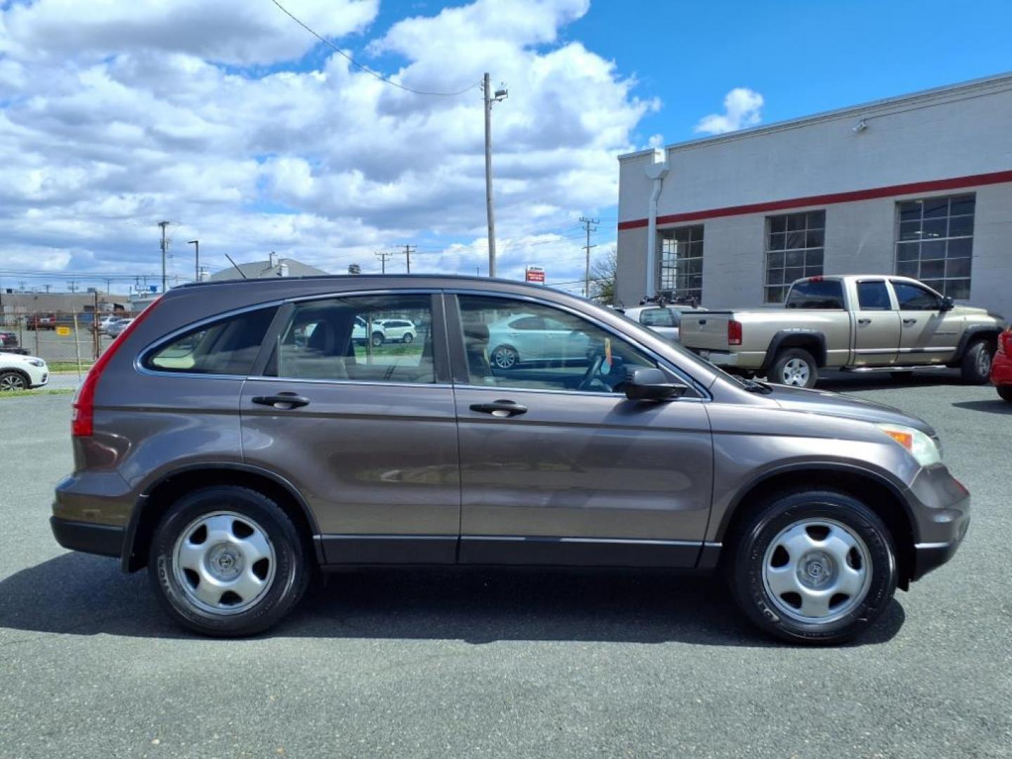 2010 Urban Titanium Metallic Honda CR-V LX (5J6RE3H30AL) with an 2.4L 4 Cylinder Sequential-Port F.I. engine, Automatic transmission, located at 50 Eastern Blvd., Essex, MD, 21221, (410) 686-3444, 39.304367, -76.484947 - Photo#6