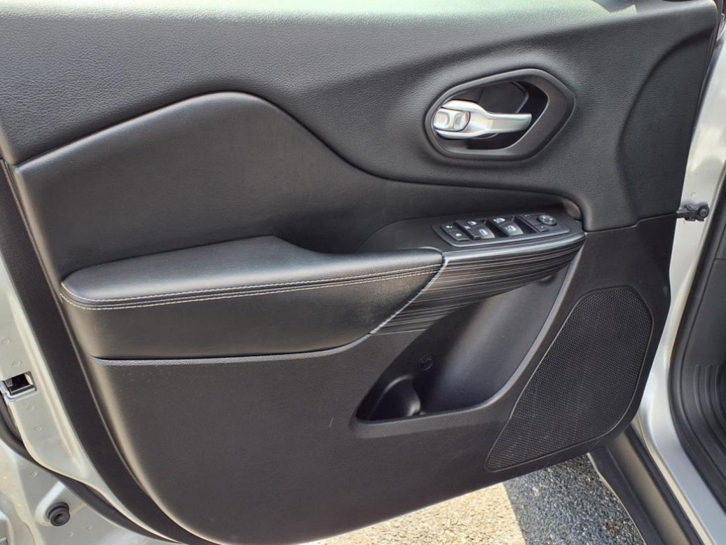 2014 Billet Silver Metallic Clear Coat Jeep Cherokee Limited (1C4PJMDS3EW) with an 3.2L 6 Cylinder Sequential-Port F.I. engine, ATAWD transmission, located at 50 Eastern Blvd., Essex, MD, 21221, (410) 686-3444, 39.304367, -76.484947 - Photo#10