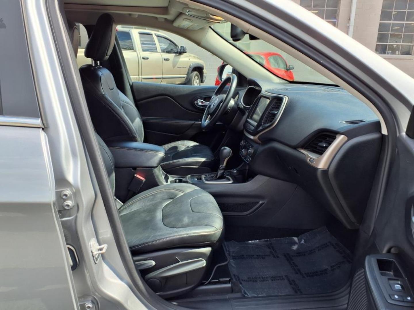 2014 Billet Silver Metallic Clear Coat Jeep Cherokee Limited (1C4PJMDS3EW) with an 3.2L 6 Cylinder Sequential-Port F.I. engine, ATAWD transmission, located at 50 Eastern Blvd., Essex, MD, 21221, (410) 686-3444, 39.304367, -76.484947 - Photo#18