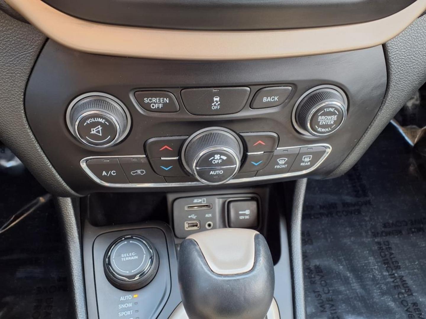 2014 Billet Silver Metallic Clear Coat Jeep Cherokee Limited (1C4PJMDS3EW) with an 3.2L 6 Cylinder Sequential-Port F.I. engine, ATAWD transmission, located at 50 Eastern Blvd., Essex, MD, 21221, (410) 686-3444, 39.304367, -76.484947 - Photo#21