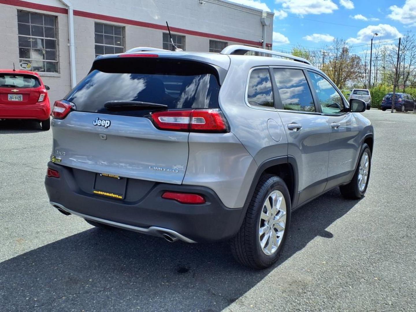 2014 Billet Silver Metallic Clear Coat Jeep Cherokee Limited (1C4PJMDS3EW) with an 3.2L 6 Cylinder Sequential-Port F.I. engine, ATAWD transmission, located at 50 Eastern Blvd., Essex, MD, 21221, (410) 686-3444, 39.304367, -76.484947 - Photo#5