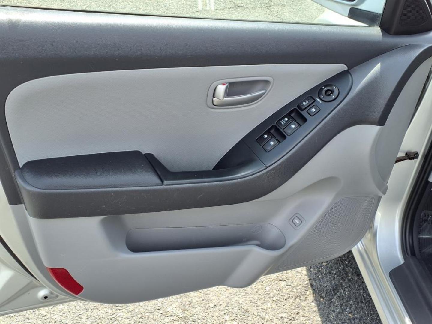 2009 Liquid Silver Hyundai ELANTRA GLS (KMHDU46D89U) with an 2.0L 2.0L I4 138hp 136ft. lbs. Sequential-Port F.I. engine, 4-Speed Automatic transmission, located at 50 Eastern Blvd., Essex, MD, 21221, (410) 686-3444, 39.304367, -76.484947 - Photo#6